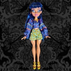 Monster High Cleo De Nile Faboolus Pets Doll with Blue Hair and Colorful Outfit
